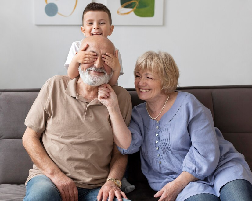 Família feliz com avós e netos